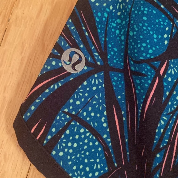Lululemon 2.5 speed up Jungle colors with black waste band size 6 - Picture 3 of 3